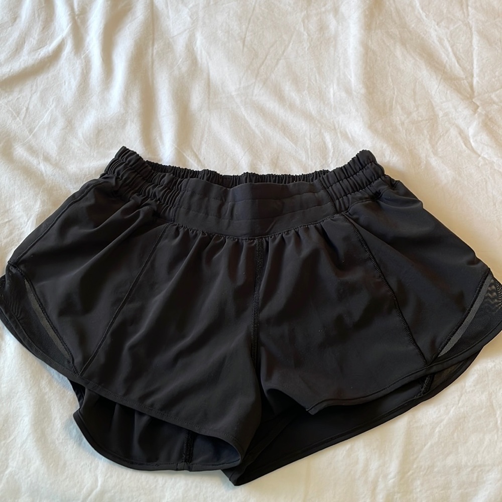 Hotty Hot Low-Rise Lined Short 2.5” Lululemon.